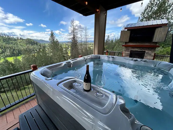 Airbnb Stays in Coeur d’Alene, Idaho: 8 Lakefront Vacation Homes, 2025